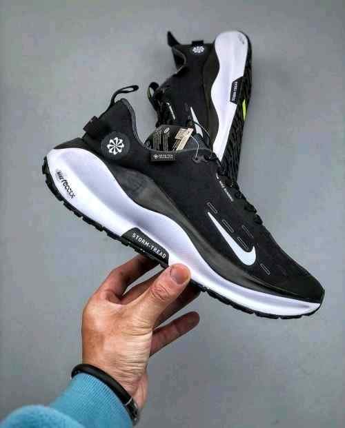 Nikee INFINITY Run 4 React X GORE TEX BLACK WHITE