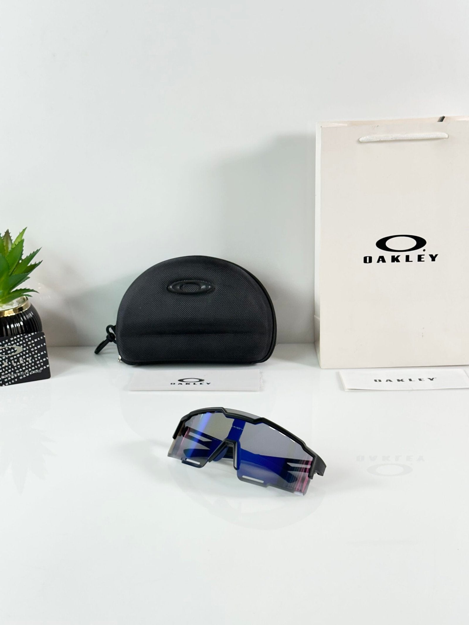 Oakley_9965_Black_Blue_Revo