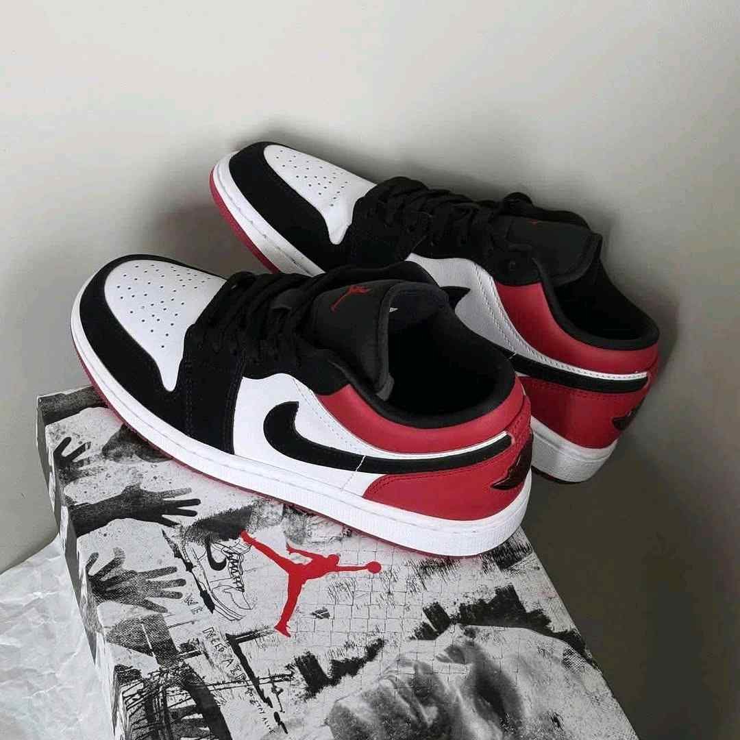 Air Jordan 1 Low Black Toe semi ua 2025