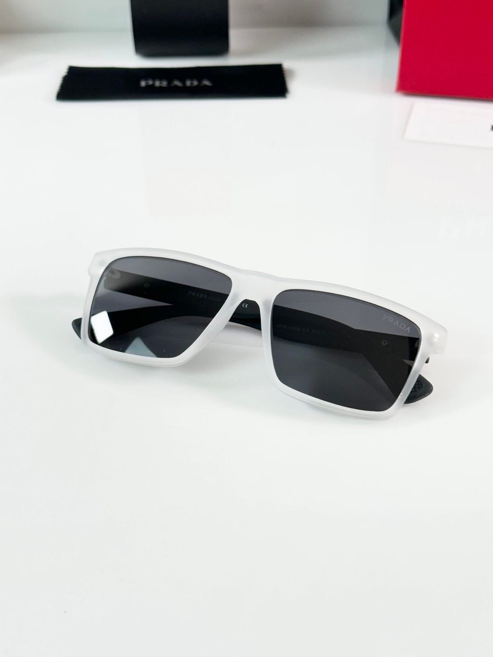 Prada_100_Ice_Black