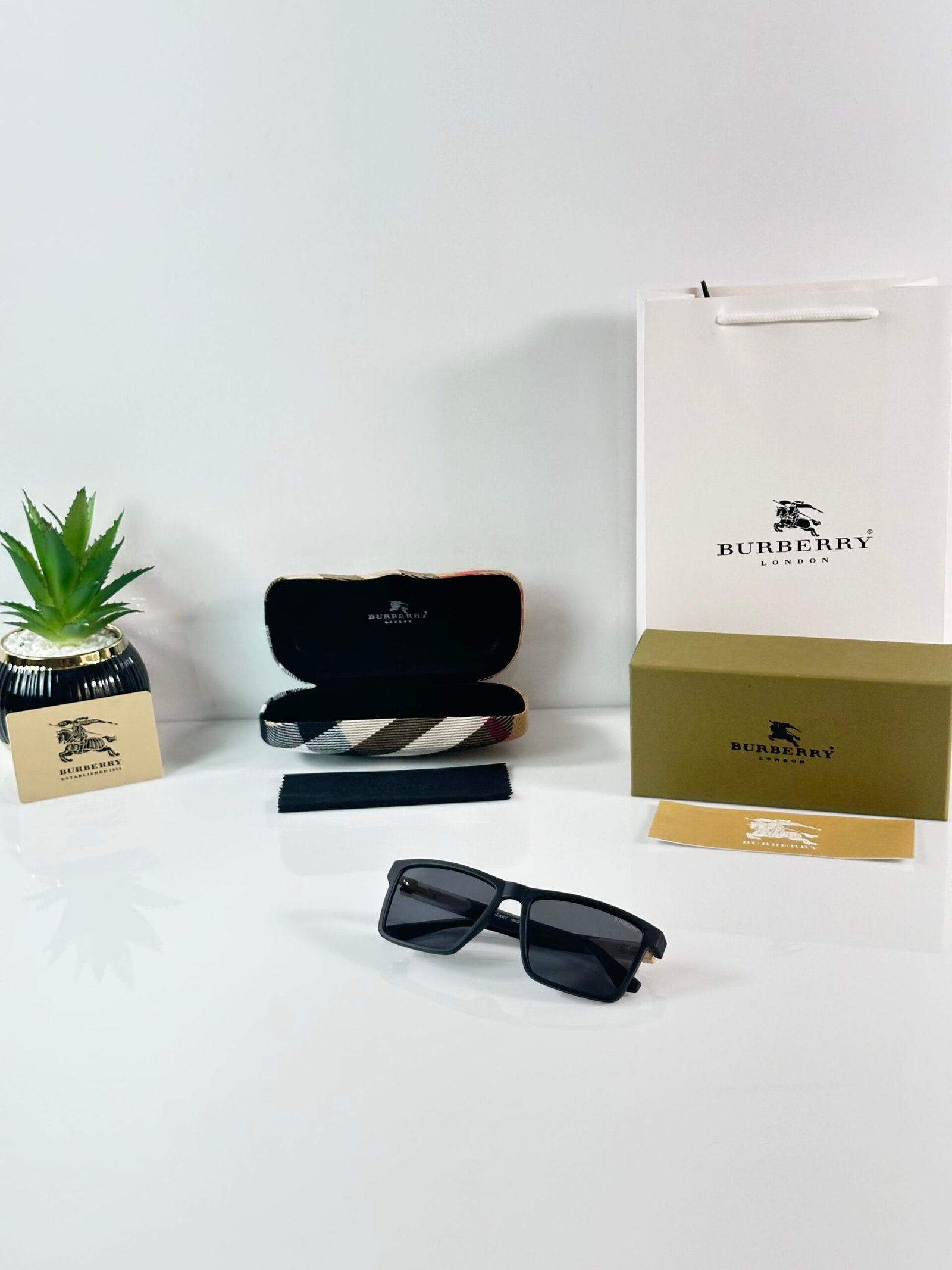 B.B 8233 Mate Black