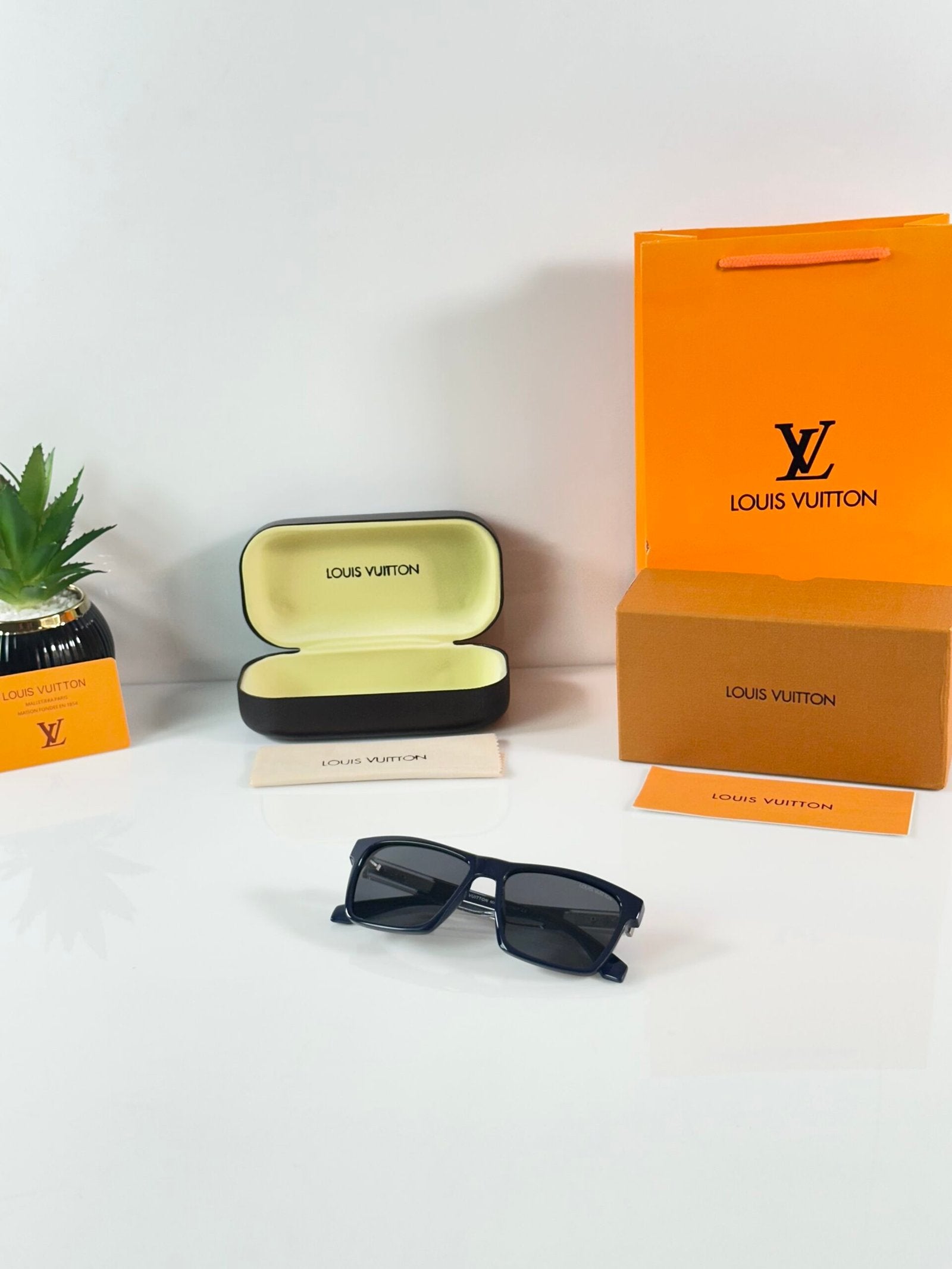 Louis_Vuitton_2191_Blue_Black