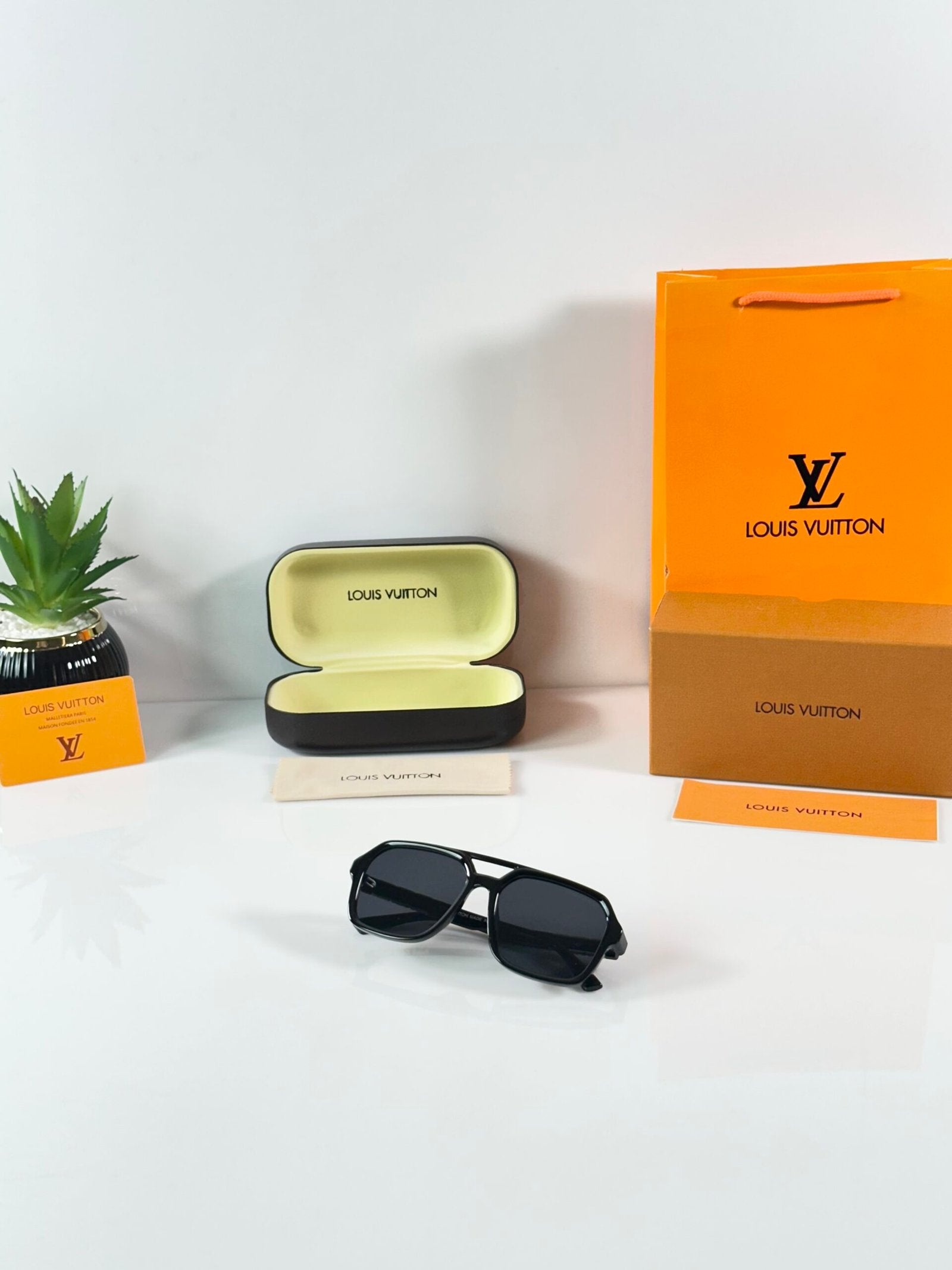 Louis_Vuitton_2687_Gold_Black