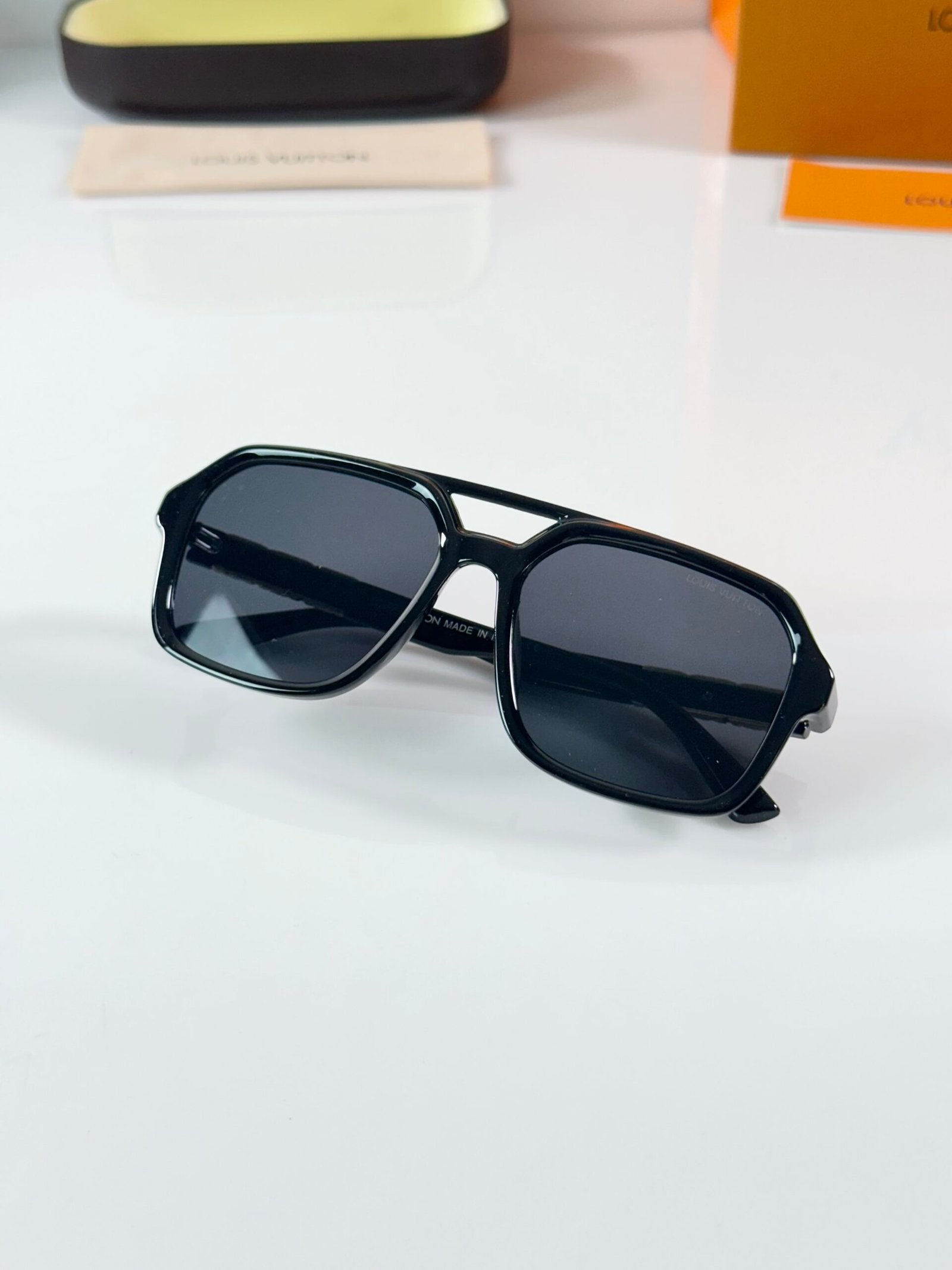 Louis_Vuitton_2687_Gold_Black