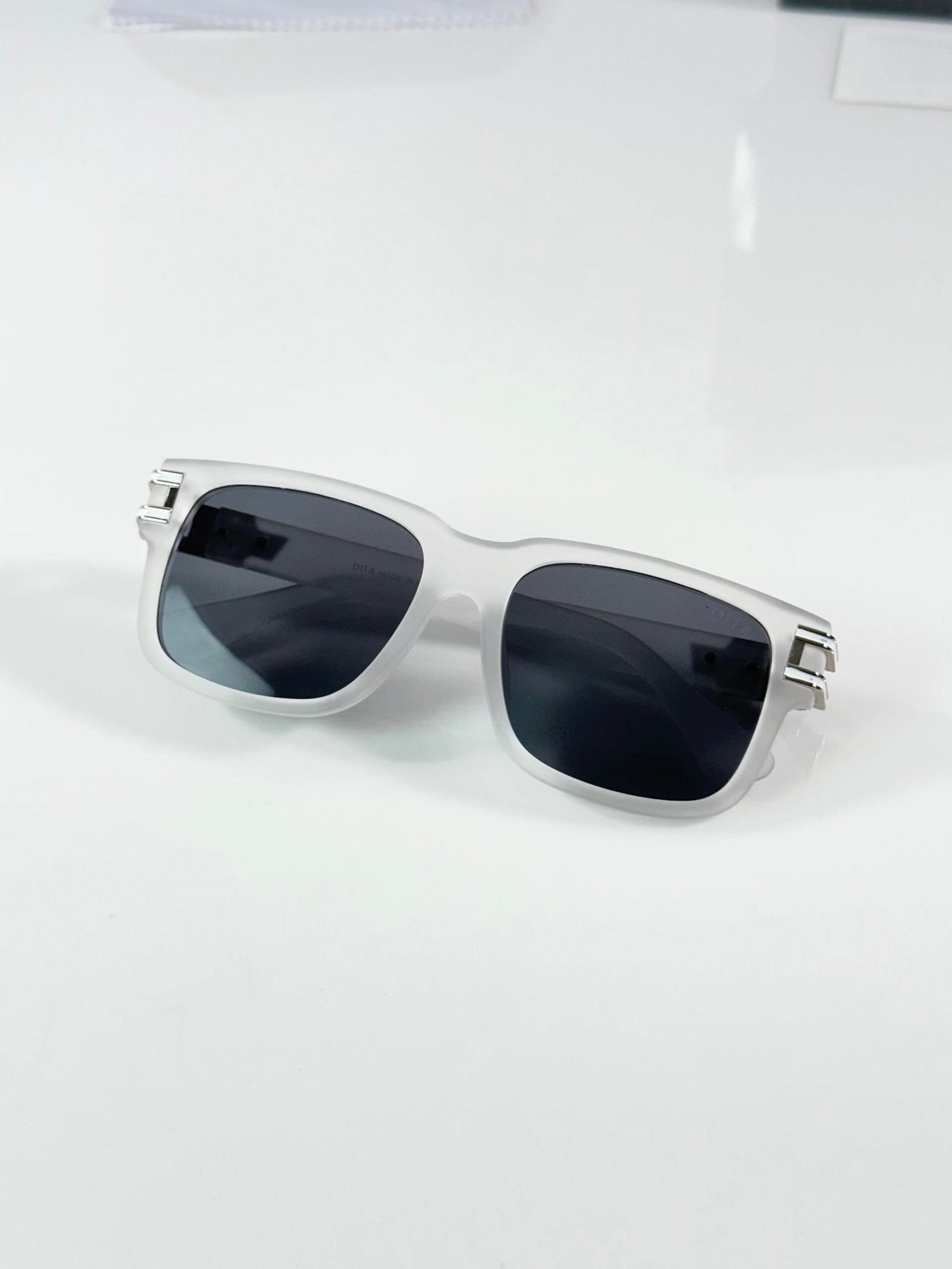 Dita 330 Ice Black