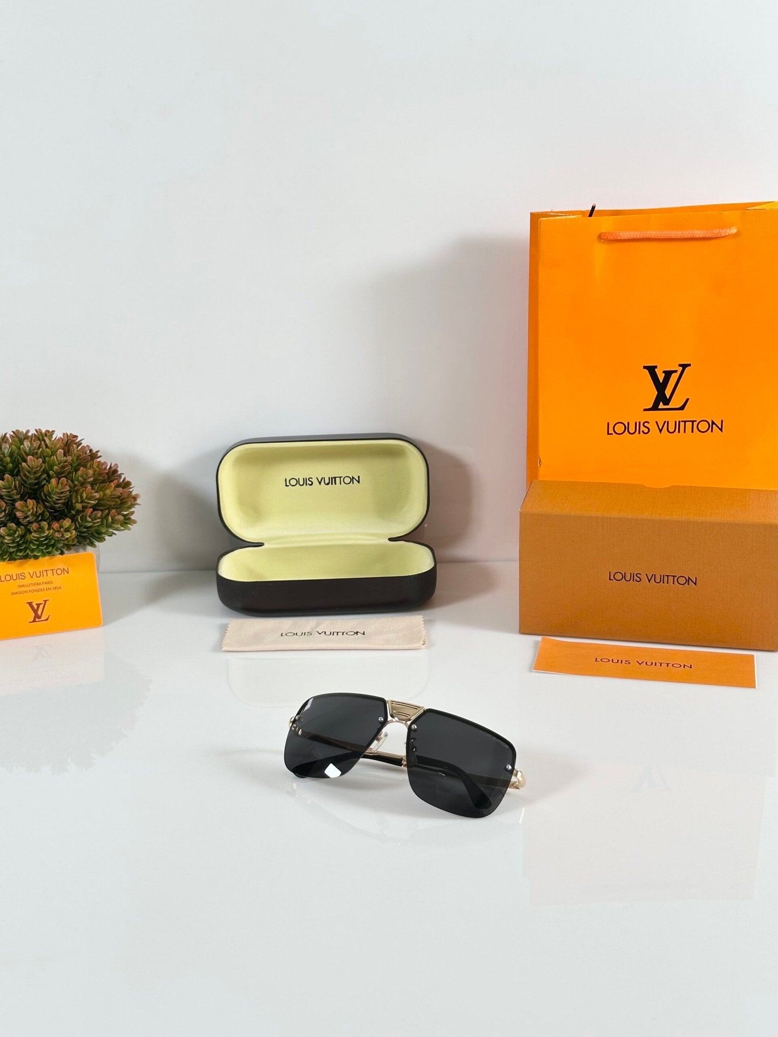 LV 0215 Gold Black