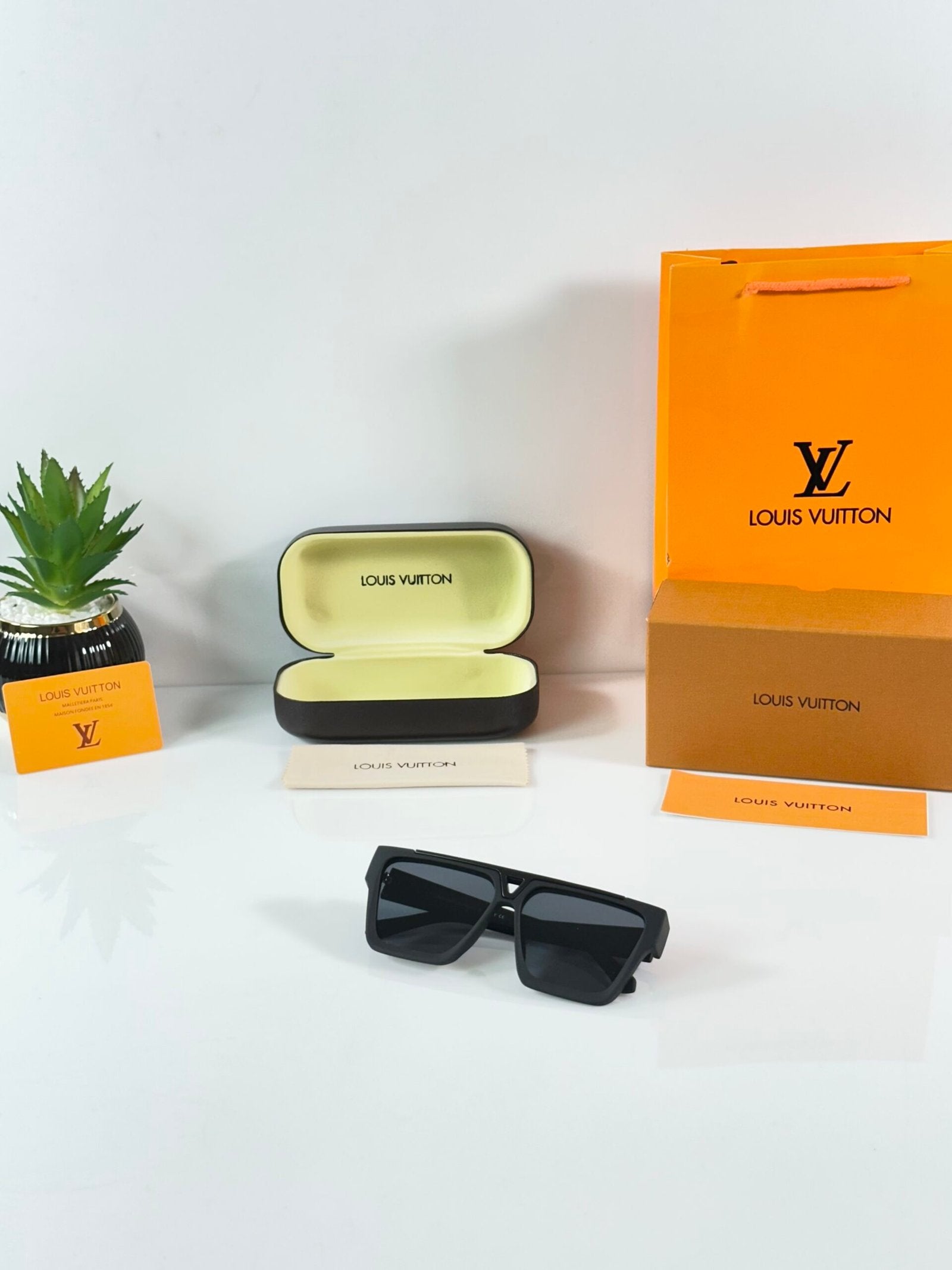 LV 1502 Mate Black