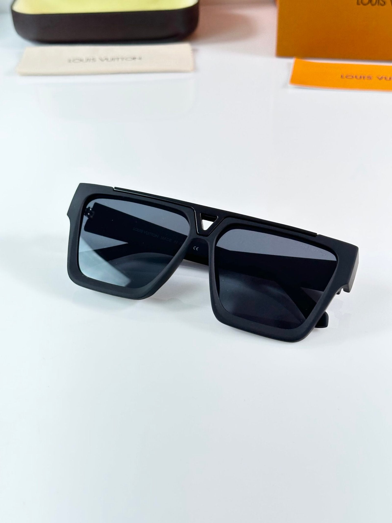 LV 1502 Mate Black