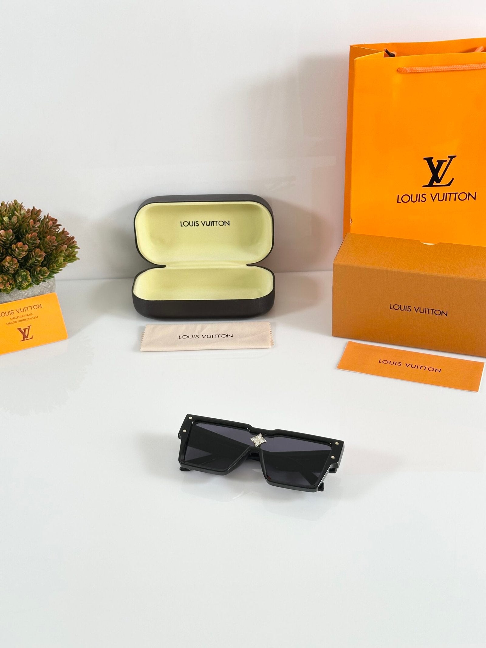 LV 6007 Black