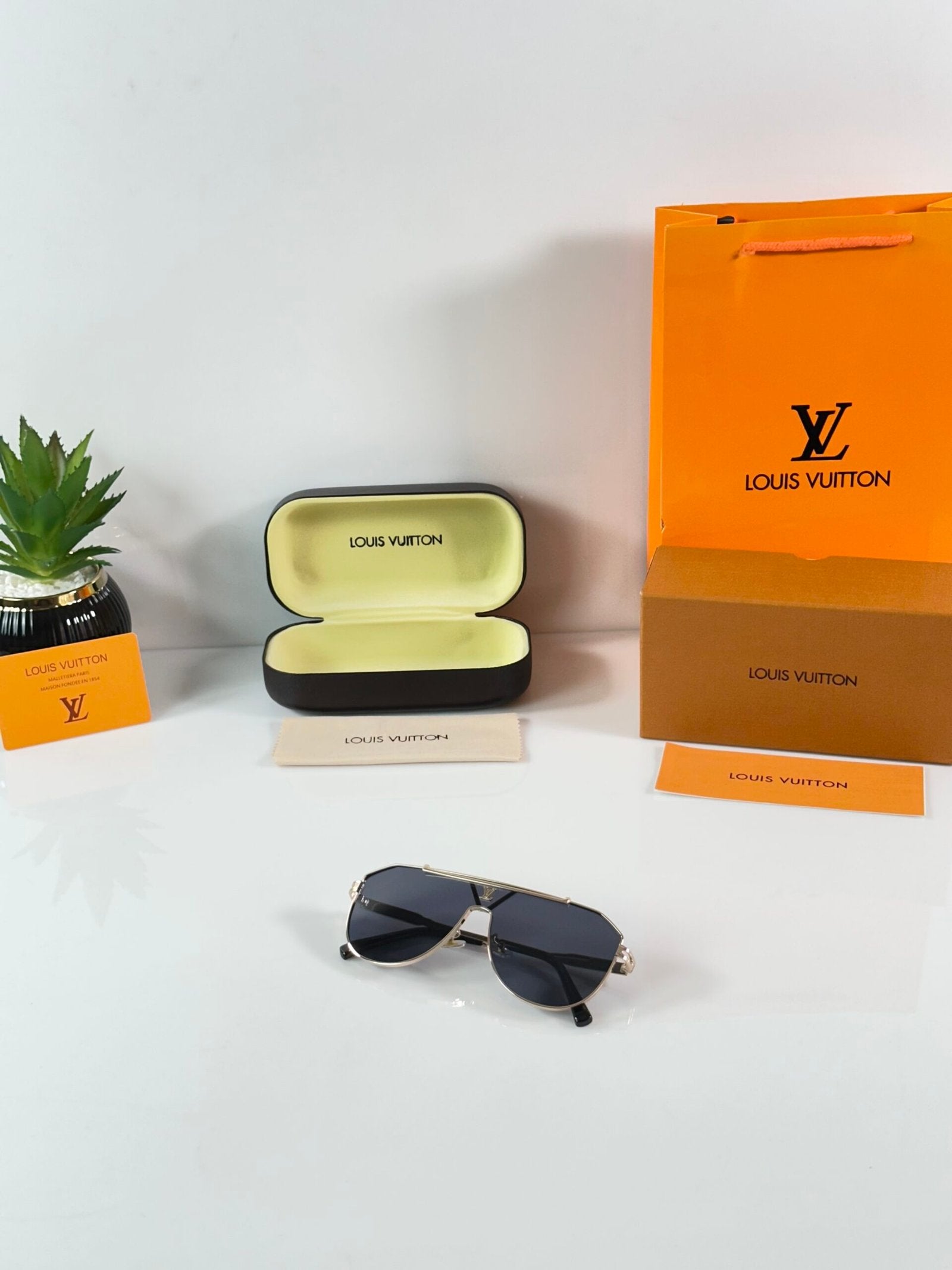 LV 2295 Gold Black
