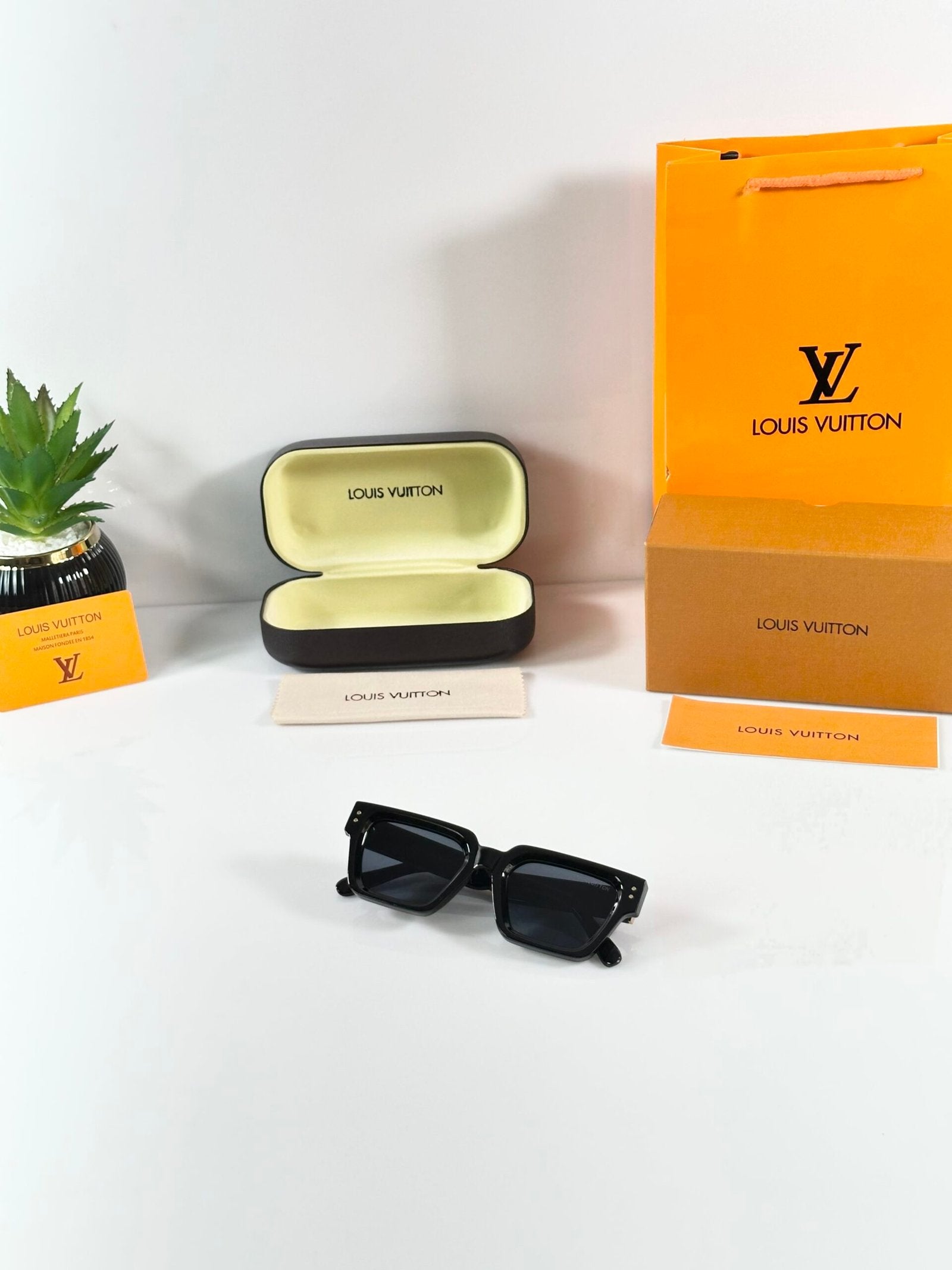 LV 8263 Black