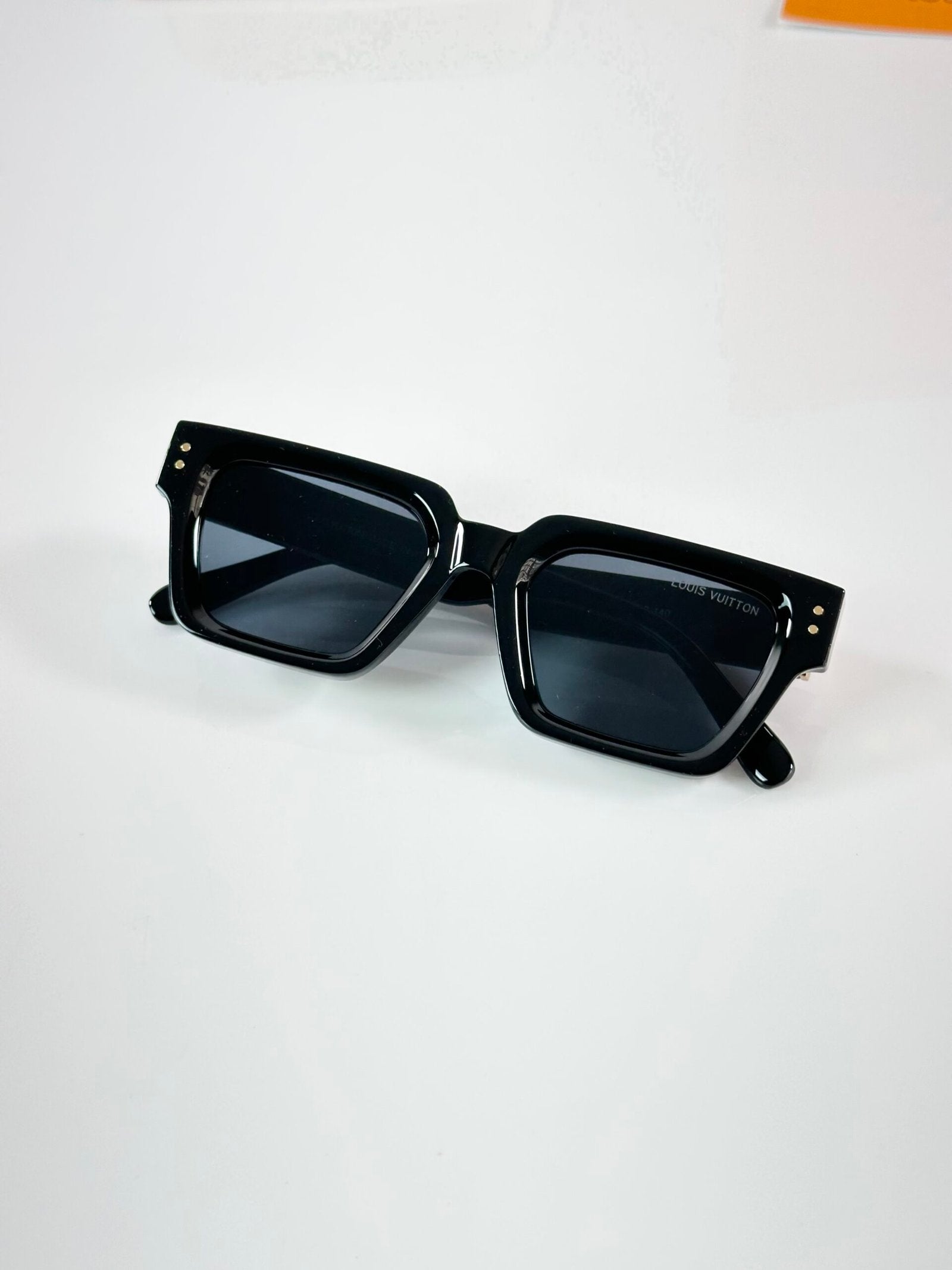 LV 8263 Black