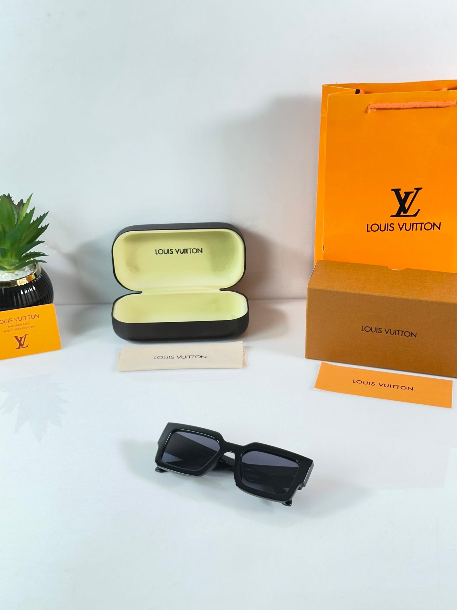 LV 0646 Black