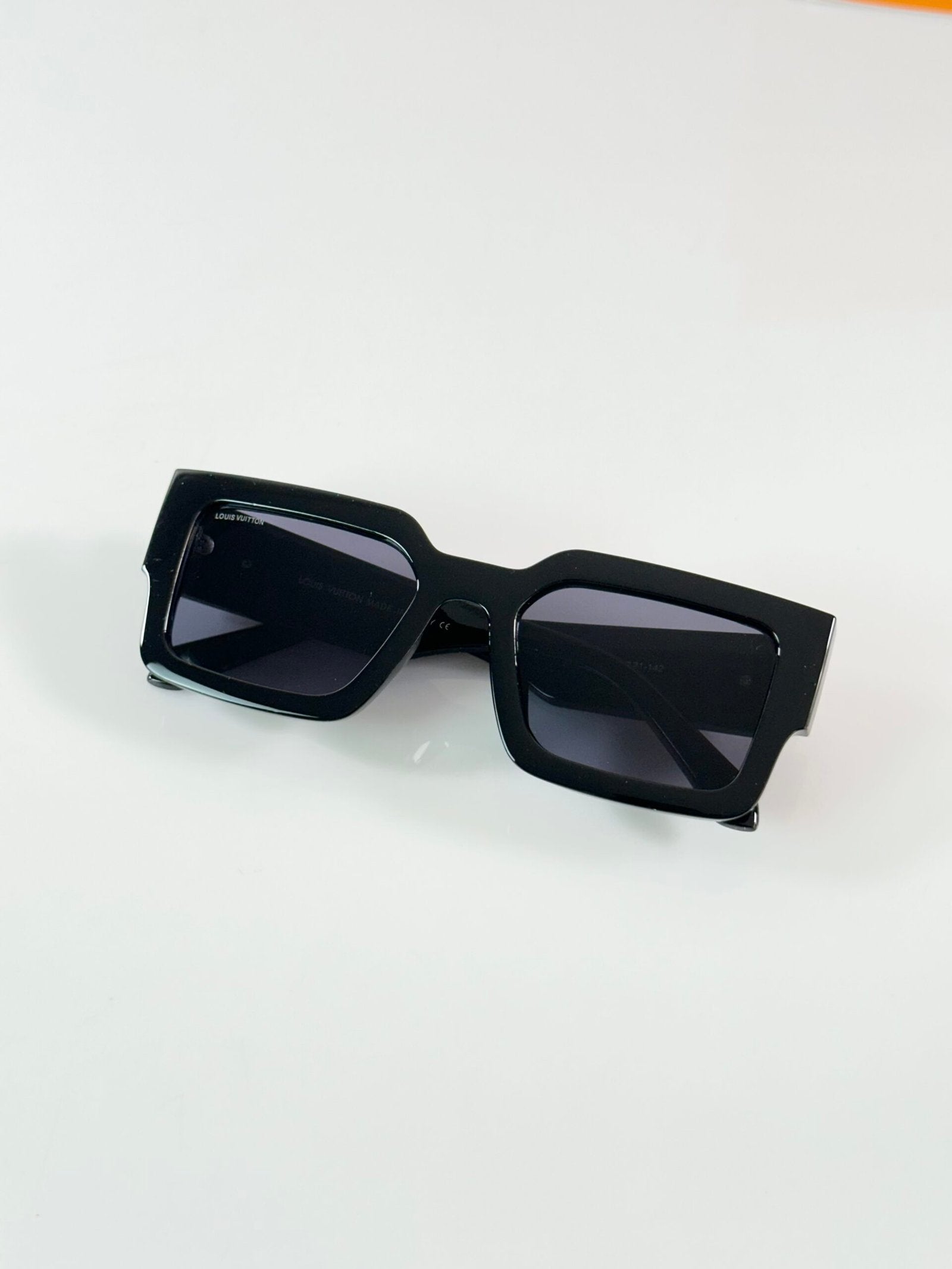 LV 0646 Black
