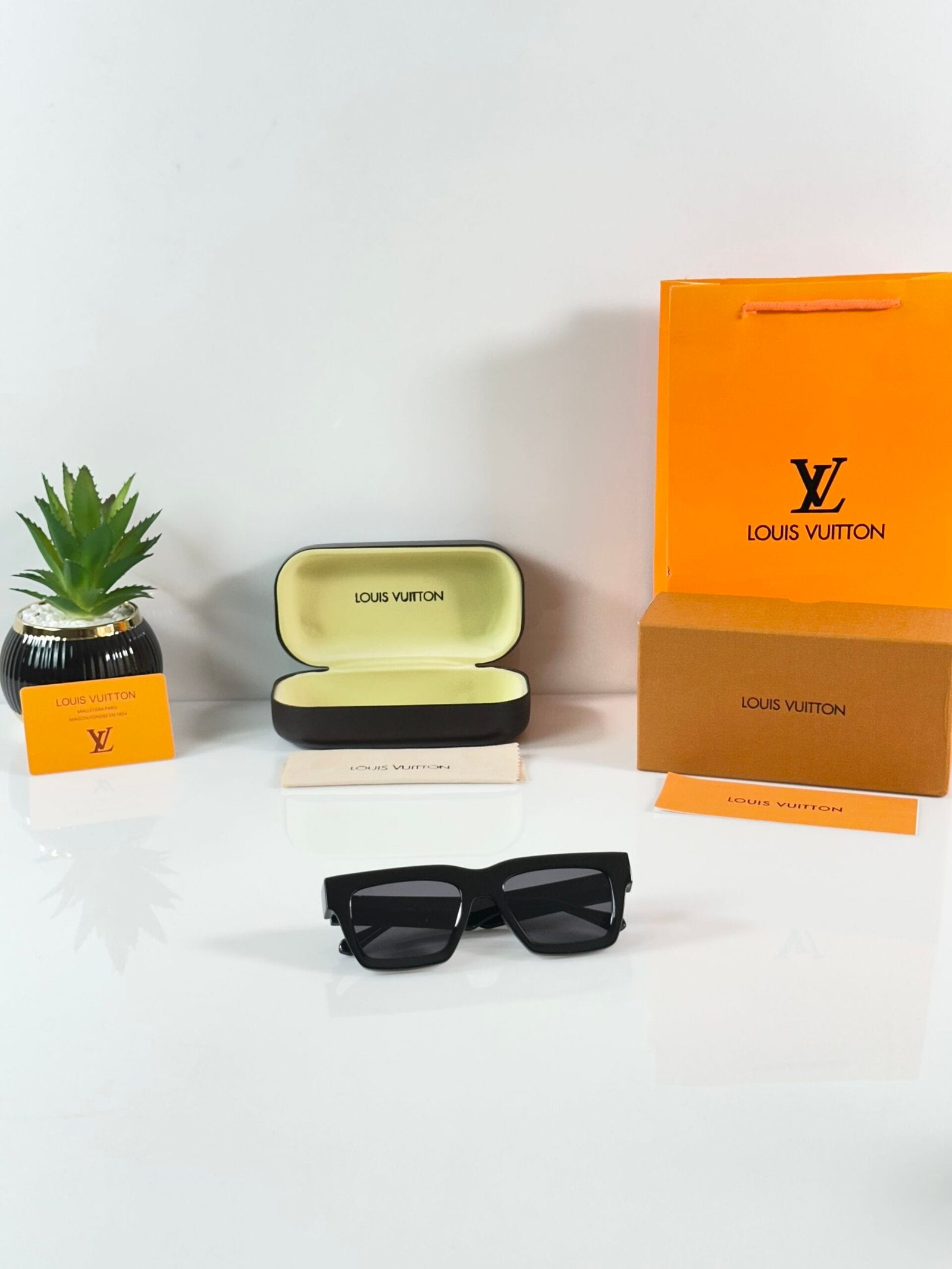 LV 6093 Black