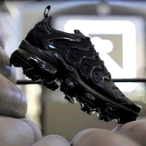 nikee air vapormax plus TRIPLE BLACK