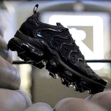 nikee air vapormax plus TRIPLE BLACK