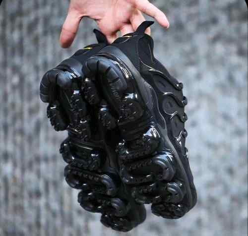 nikee air vapormax plus TRIPLE BLACK