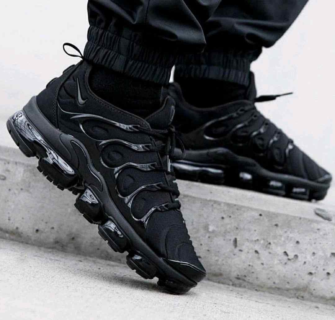 nikee air vapormax plus TRIPLE BLACK