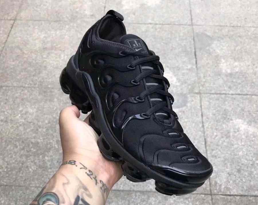 nikee air vapormax plus TRIPLE BLACK