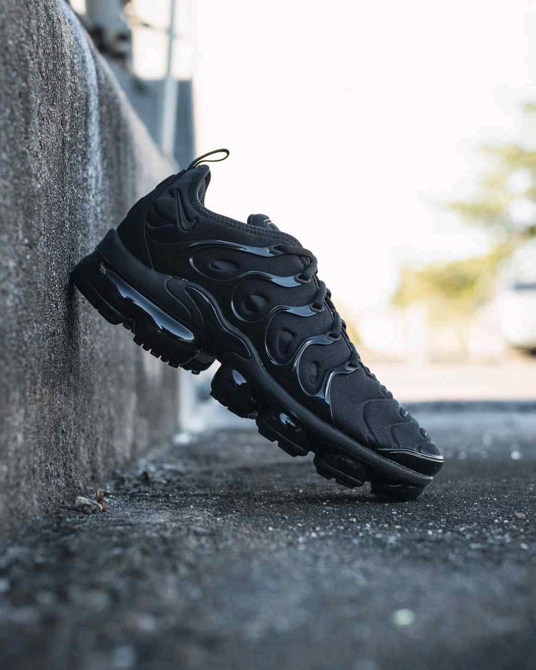 nikee air vapormax plus TRIPLE BLACK