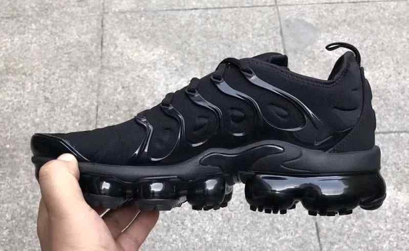 nikee air vapormax plus TRIPLE BLACK