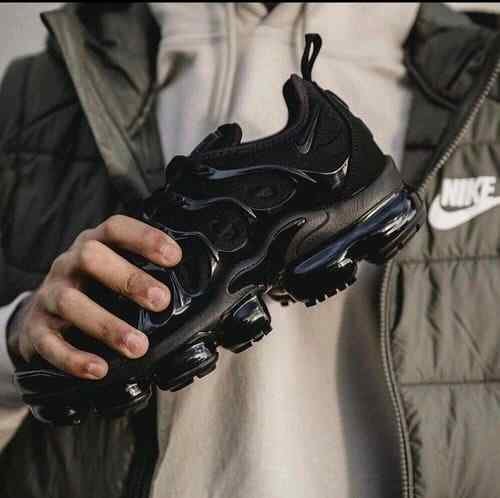 nikee air vapormax plus TRIPLE BLACK