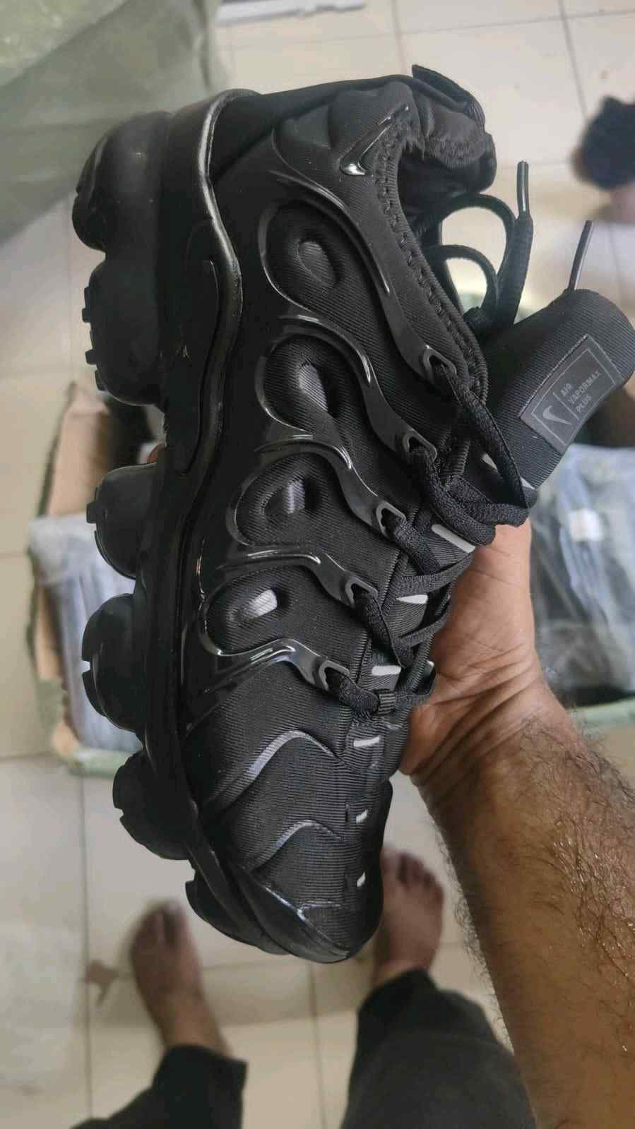 nikee air vapormax plus TRIPLE BLACK