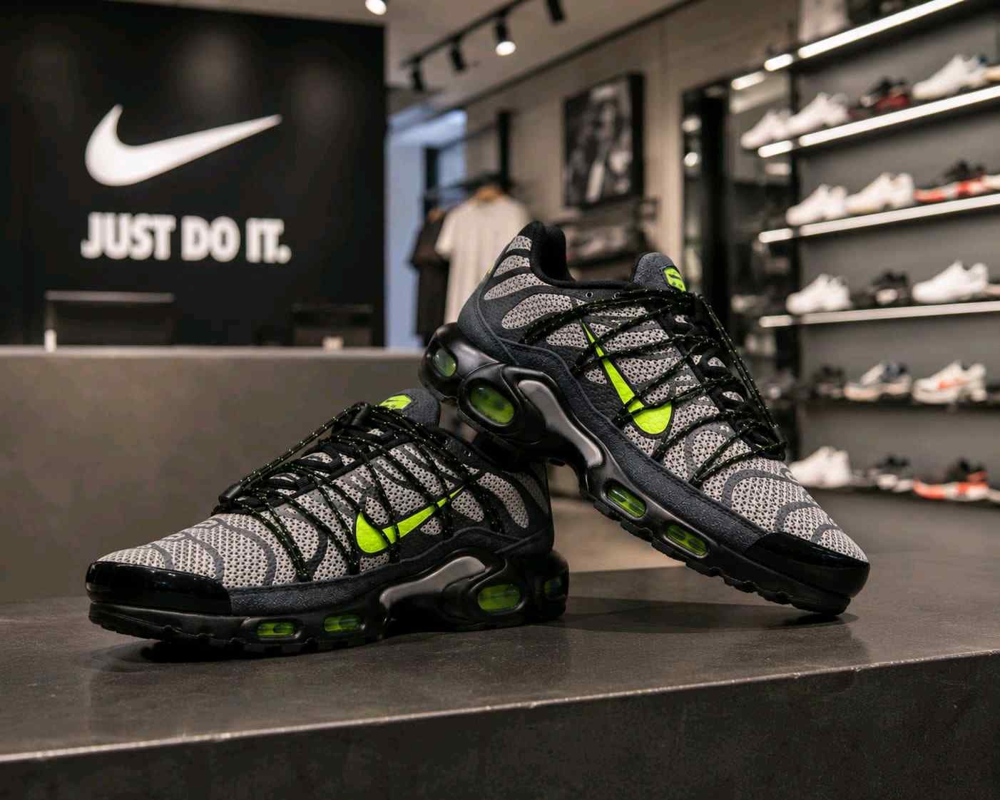 Nikee Airmax Plus Utility Tan Volt