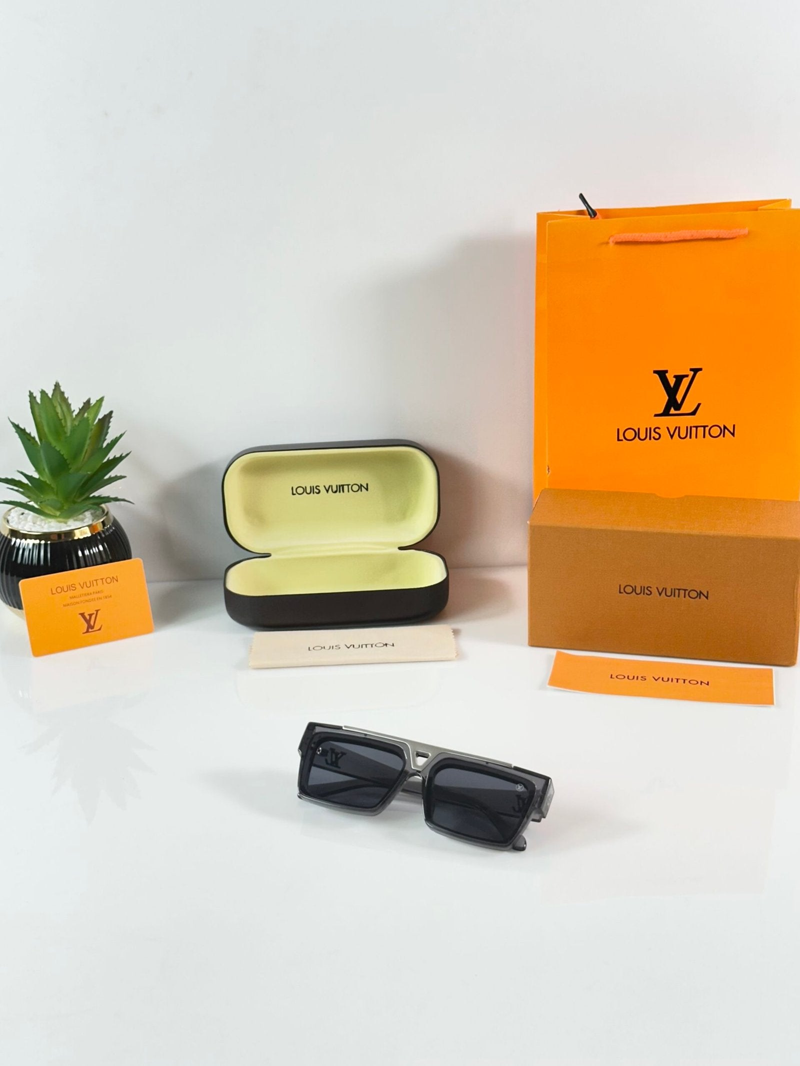 LV 1984 Shine Grey