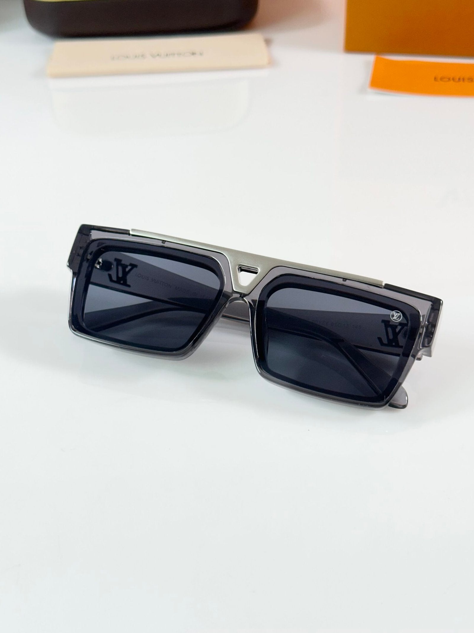 LV 1984 Shine Grey