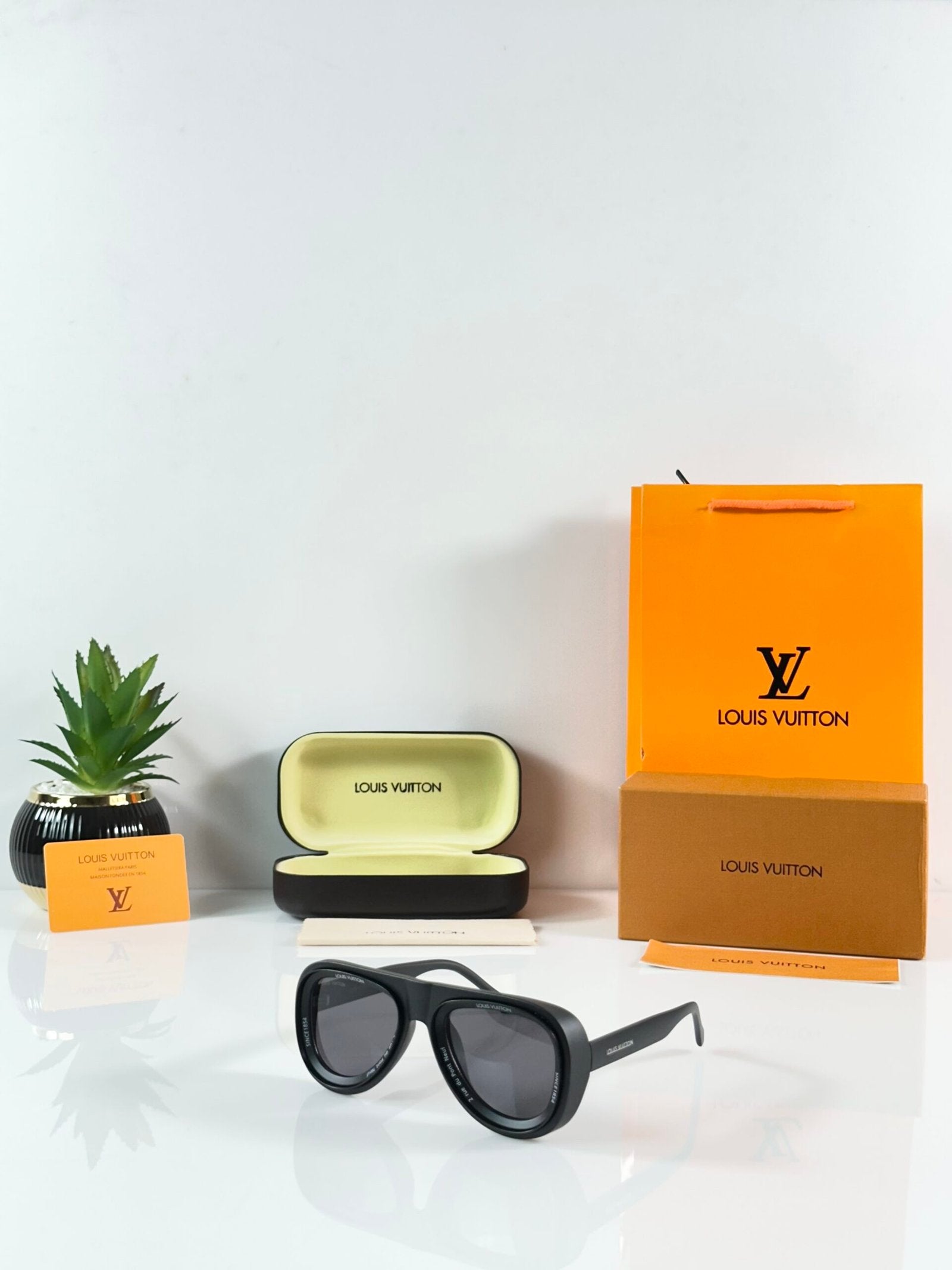 LV 7781 Black