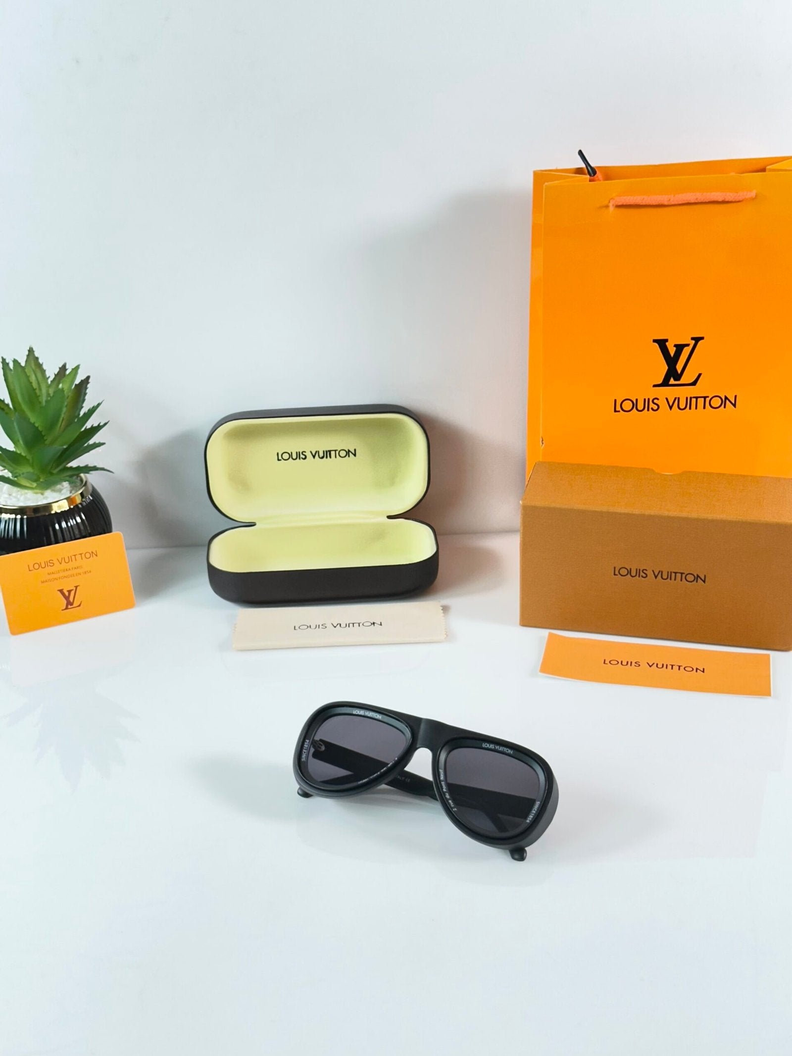 LV 7781 Black