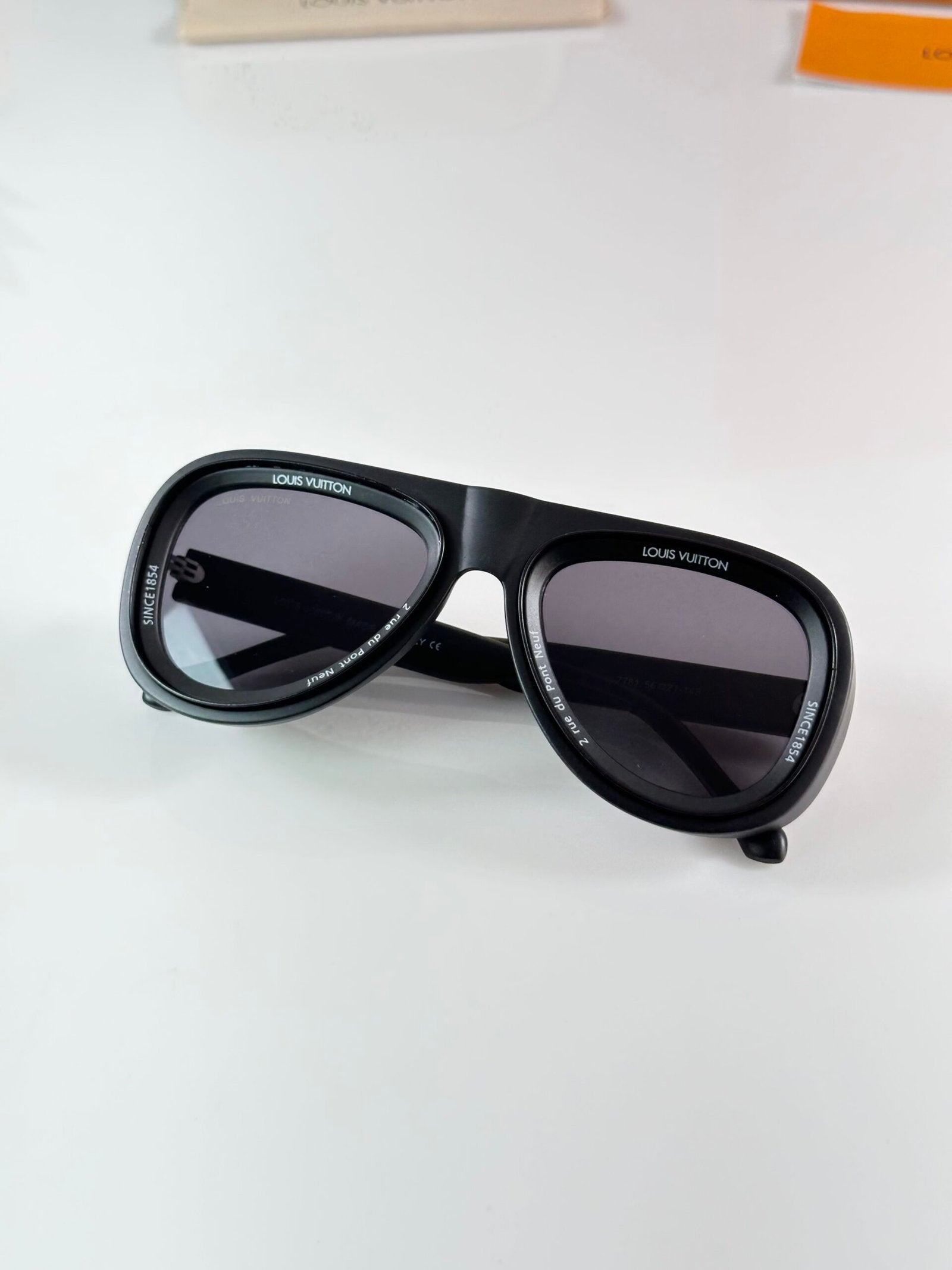 LV 7781 Black