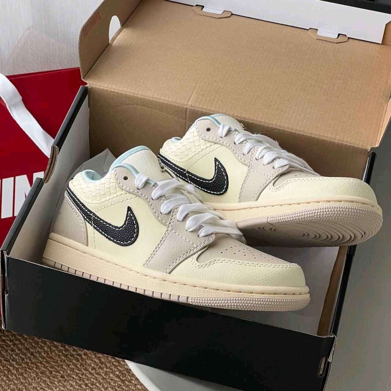 Nikee jordan retro 1low se sanddrift glacier blue