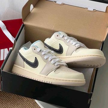 Nikee jordan retro 1low se sanddrift glacier blue