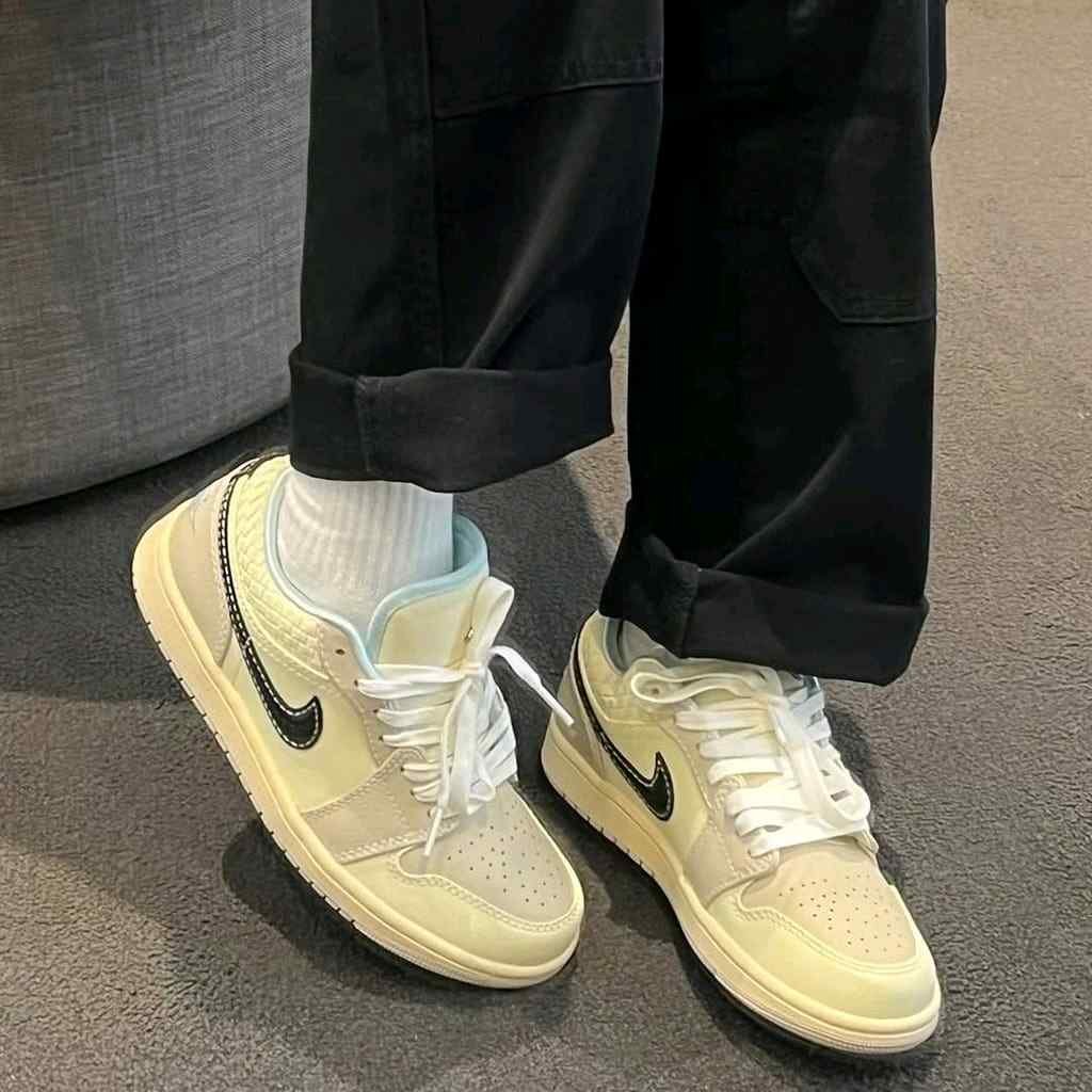 Nikee jordan retro 1low se sanddrift glacier blue