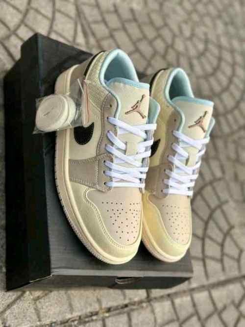 Nikee jordan retro 1low se sanddrift glacier blue