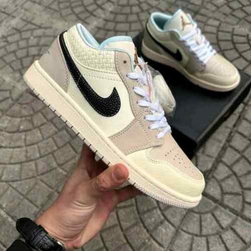 Nikee jordan retro 1low se sanddrift glacier blue