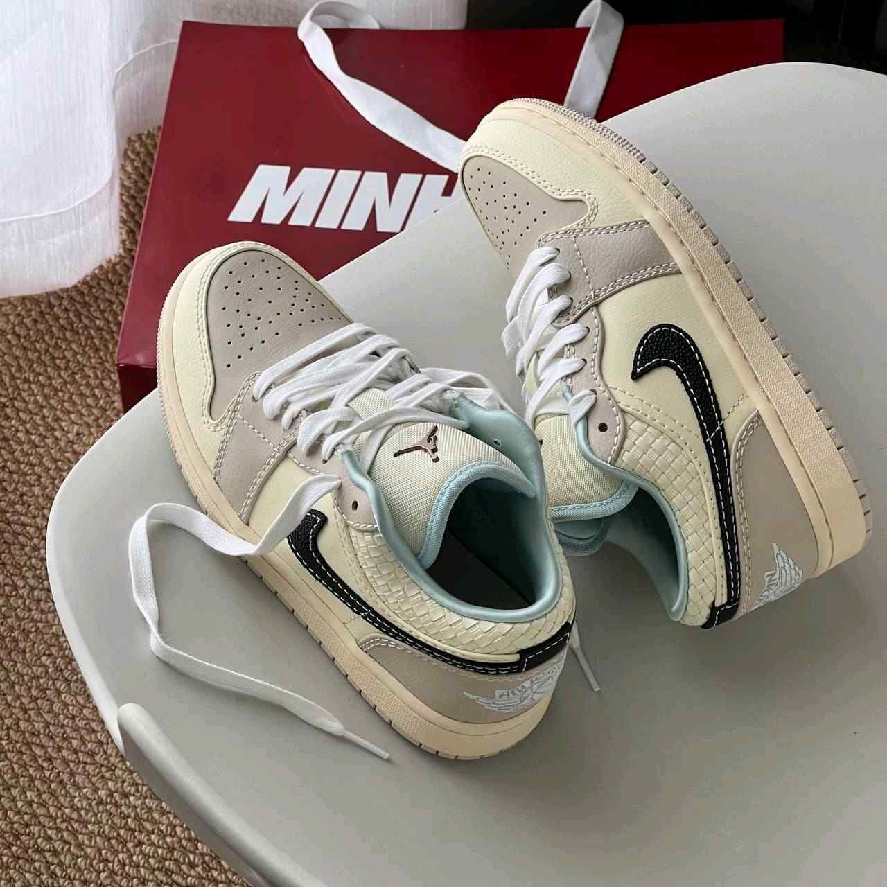 Nikee jordan retro 1low se sanddrift glacier blue