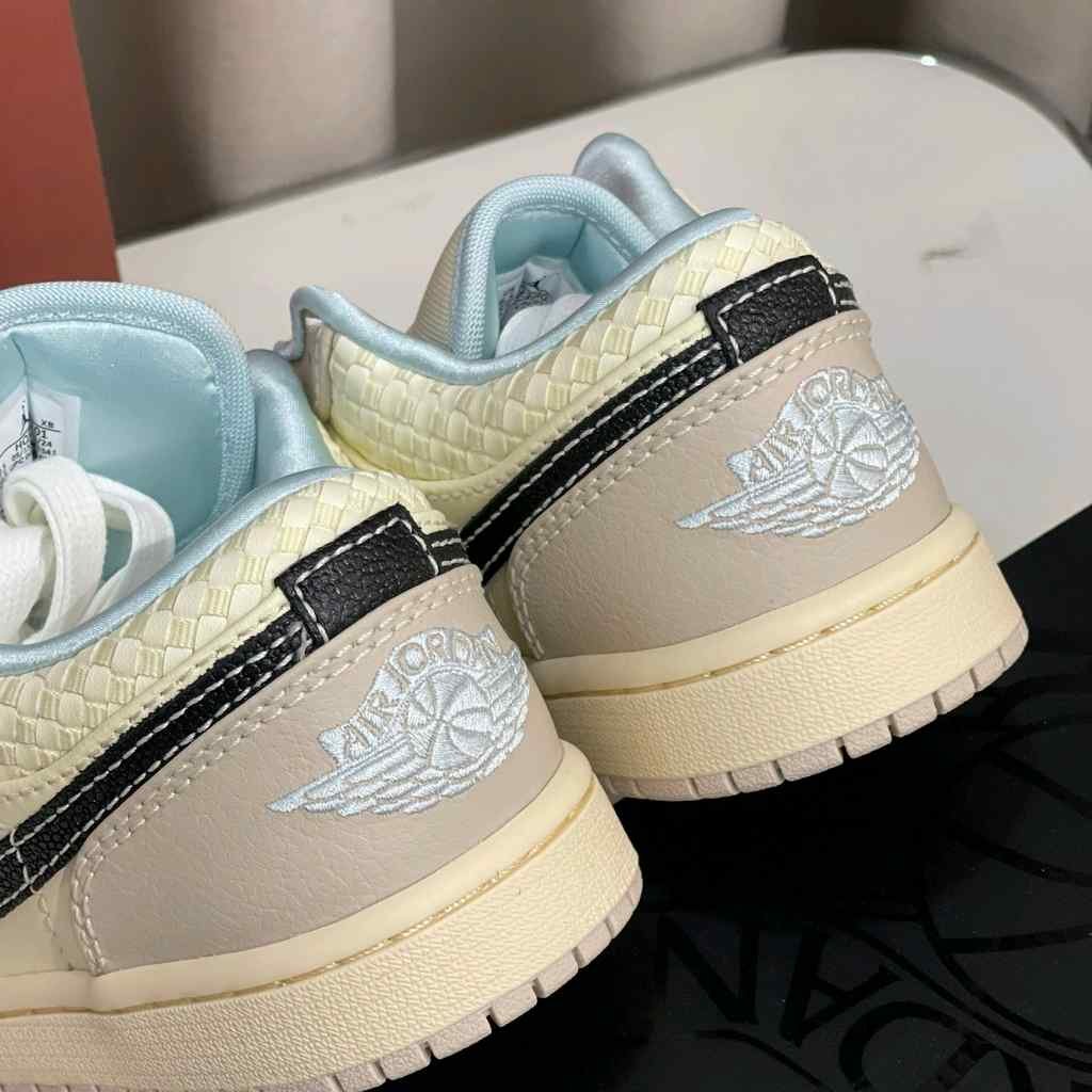 Nikee jordan retro 1low se sanddrift glacier blue