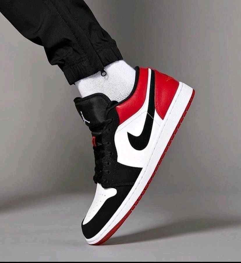 nikee jordan retro 1 low BLACK TOE