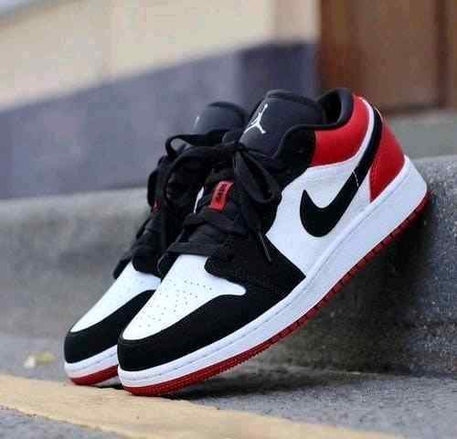 nikee jordan retro 1 low BLACK TOE