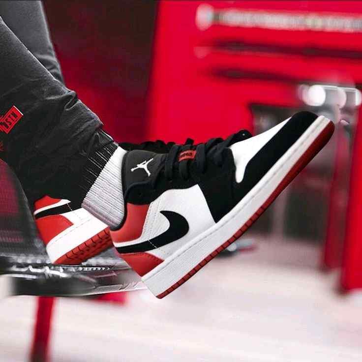 nikee jordan retro 1 low BLACK TOE