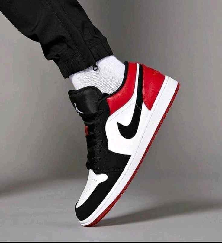 nikee jordan retro 1 low BLACK TOE