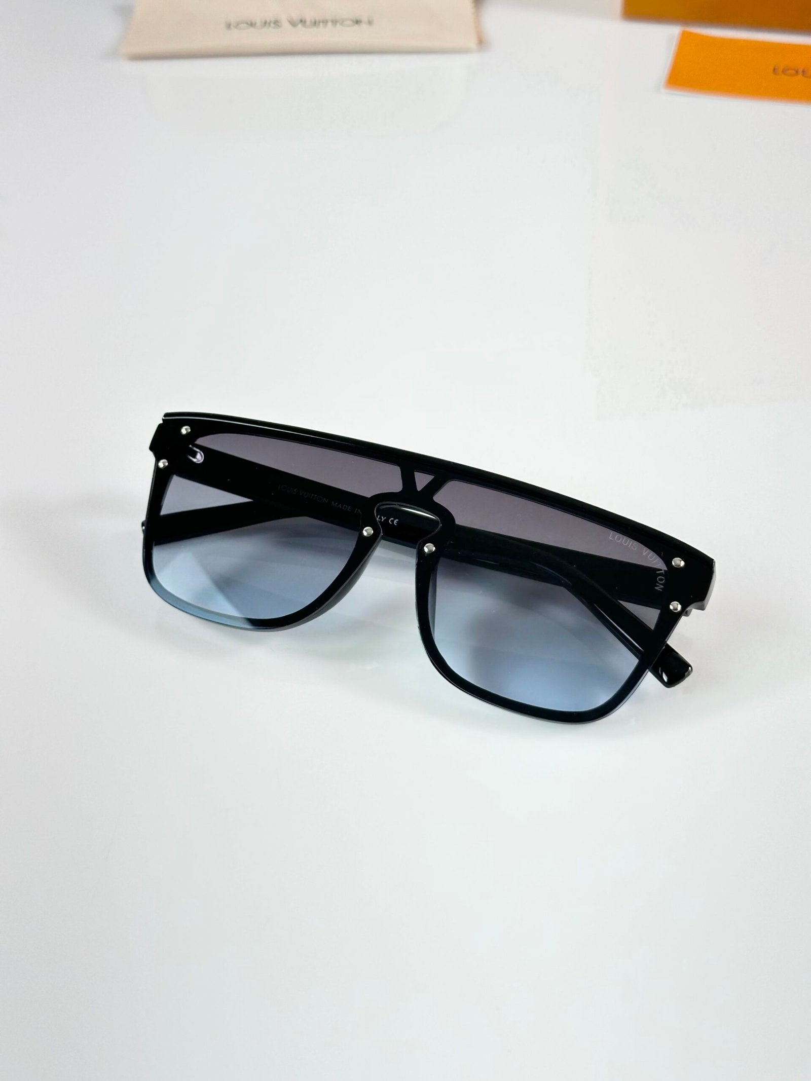 LV 1822 Black Blue Shaded