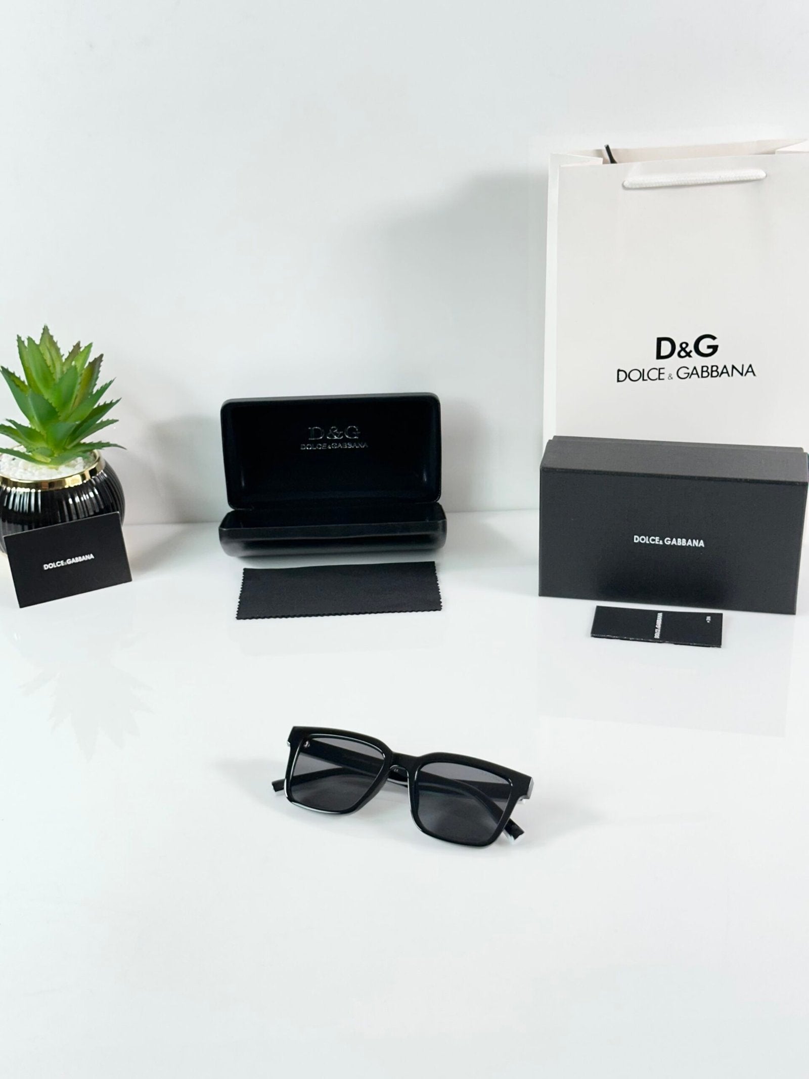 DG 5101 Black White
