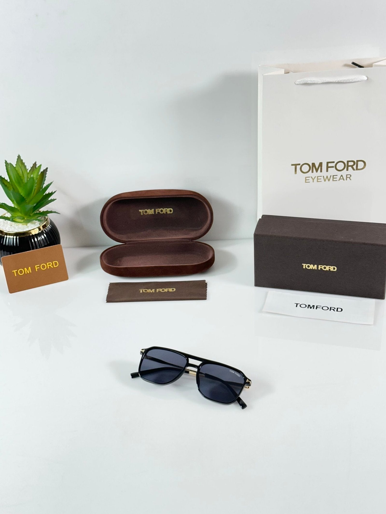 Tom 0230 Gold Black