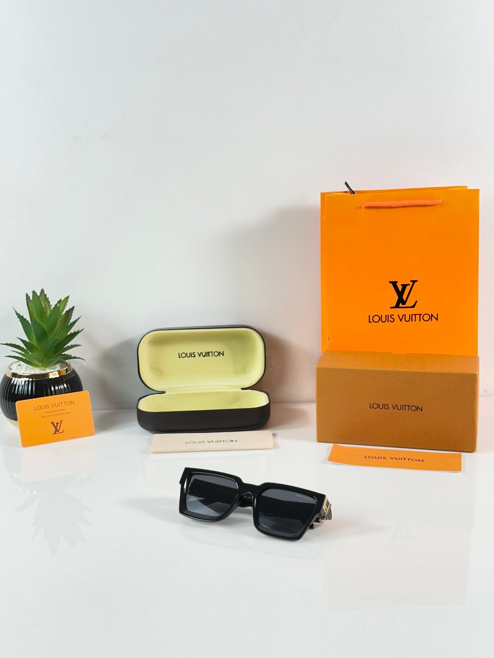 LV 96006 Gold Black